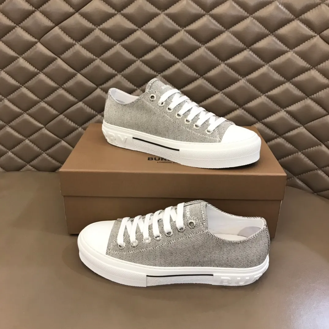 p400 "Burberr*" men's classic low-top sneakers, reinterpreted in Vintage check cotton material and decorated with a new brand logo. First-layer sheepskin lining, embossed Burberry logo on the heel, and original TPU outsole! Size: 38-44 No. 068